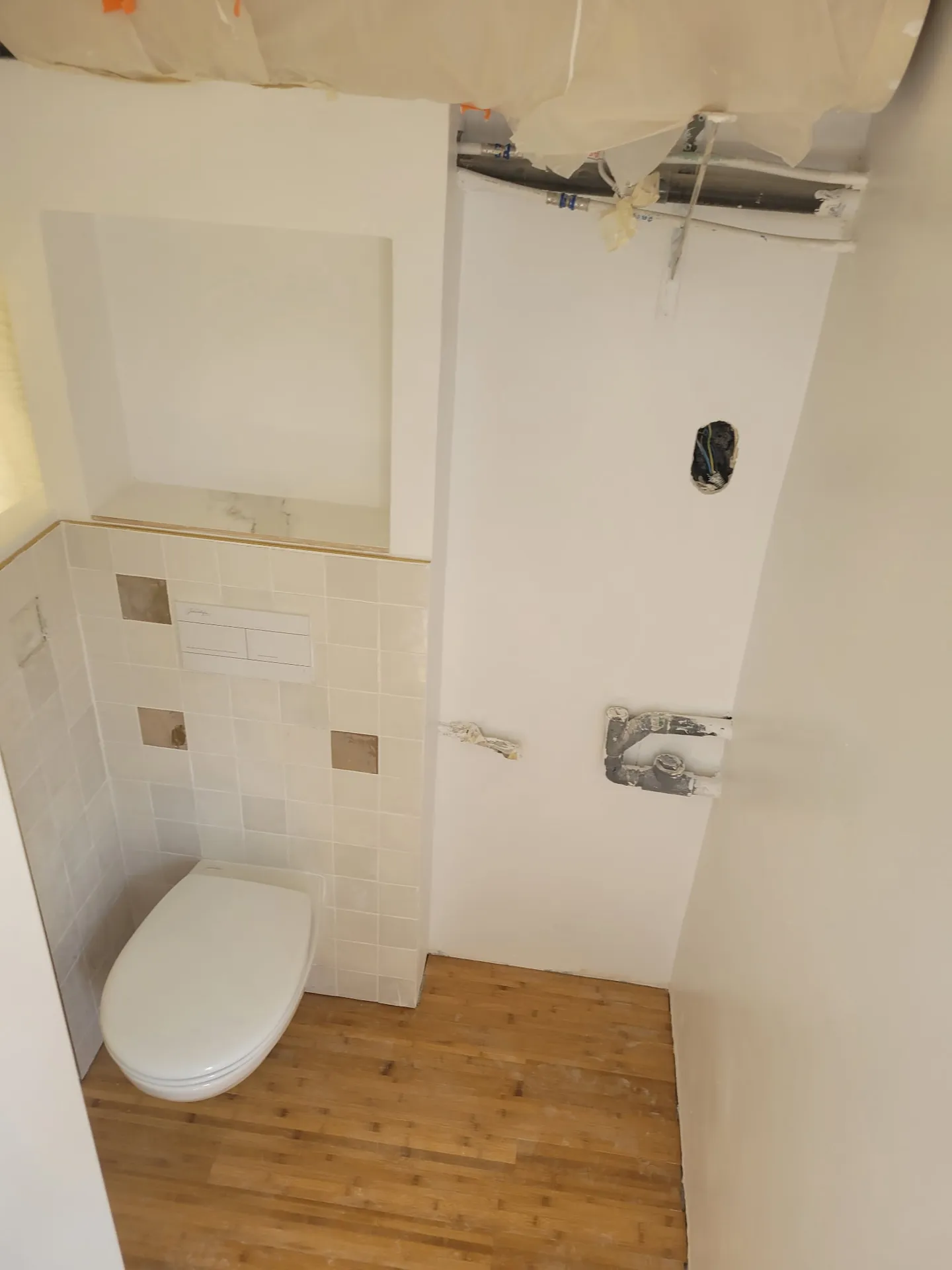 Réalisation : WC suspendu et faïence murale — Salle de bain