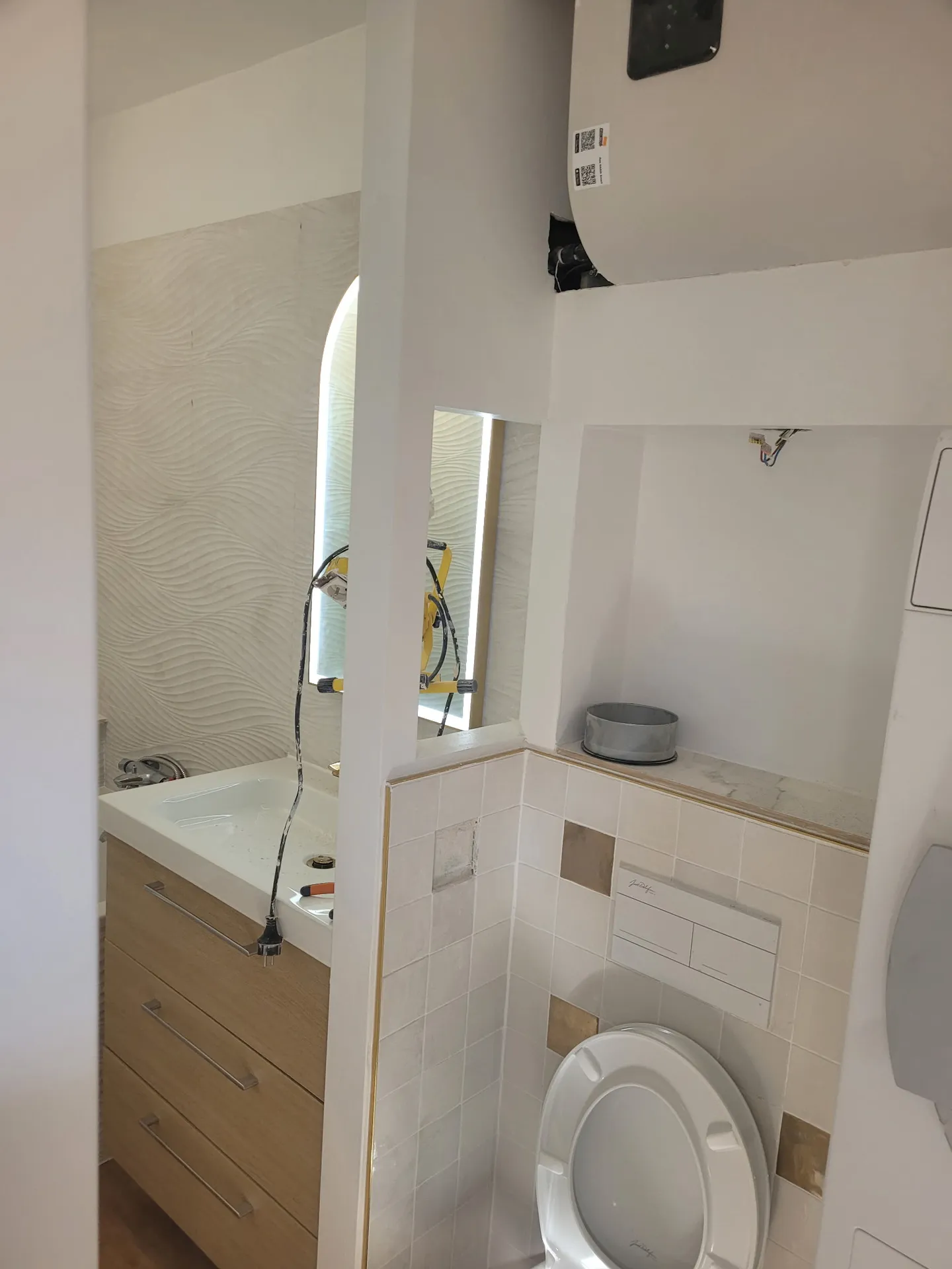 Réalisation : Vasque, miroir rétroéclairé et carrelage — Salle de bain