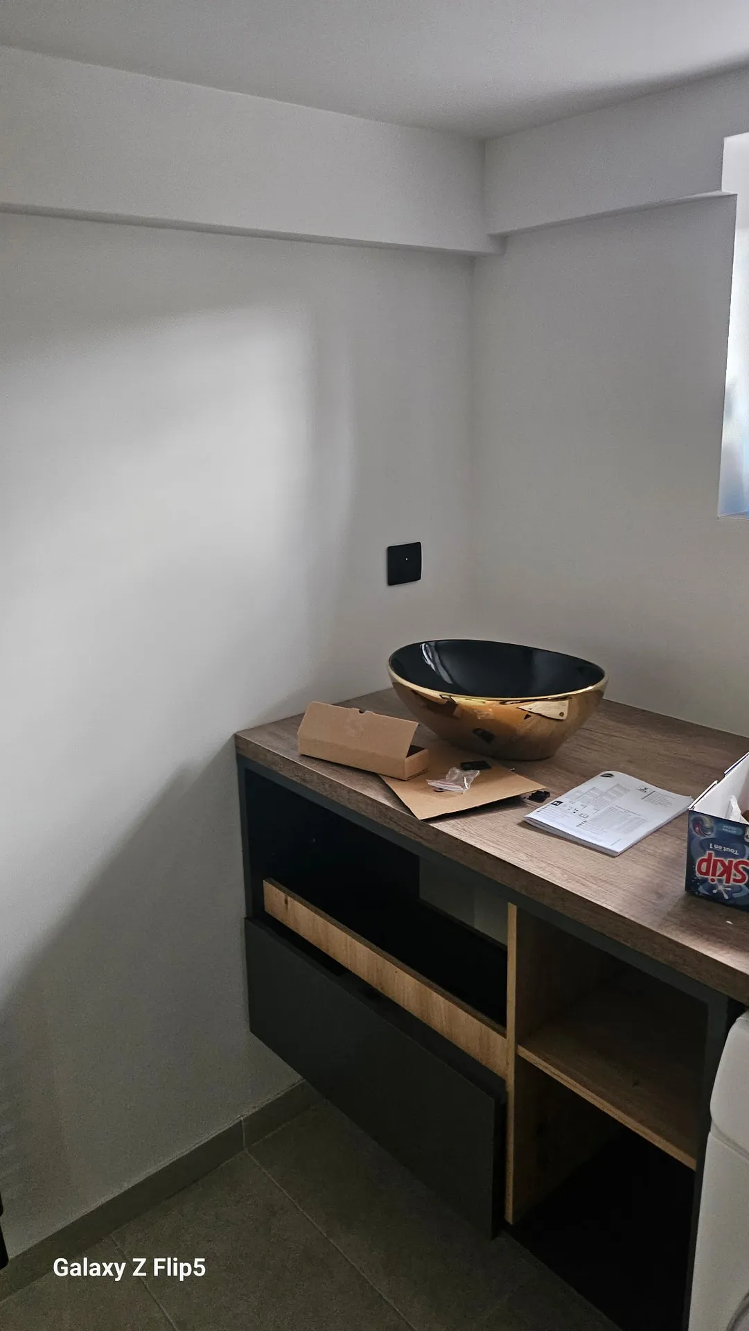 Après : Vasque design sur meuble bois & noir